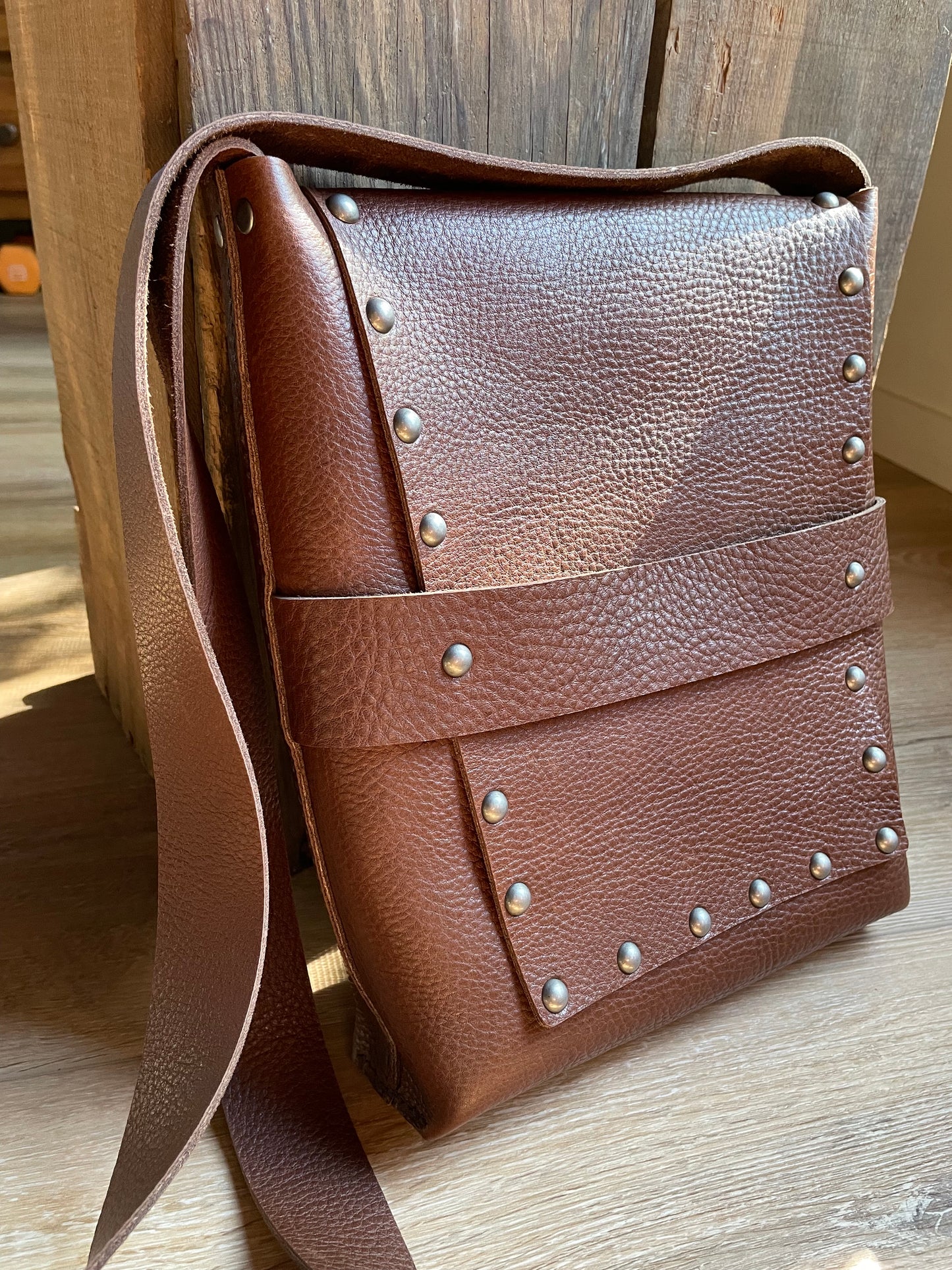 Medium Messenger Bag - Chestnut