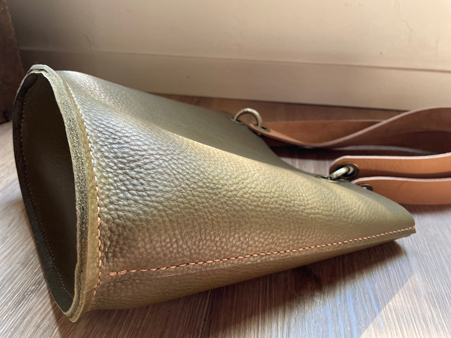 Medium Oval bottom Bag - Olive & Tan