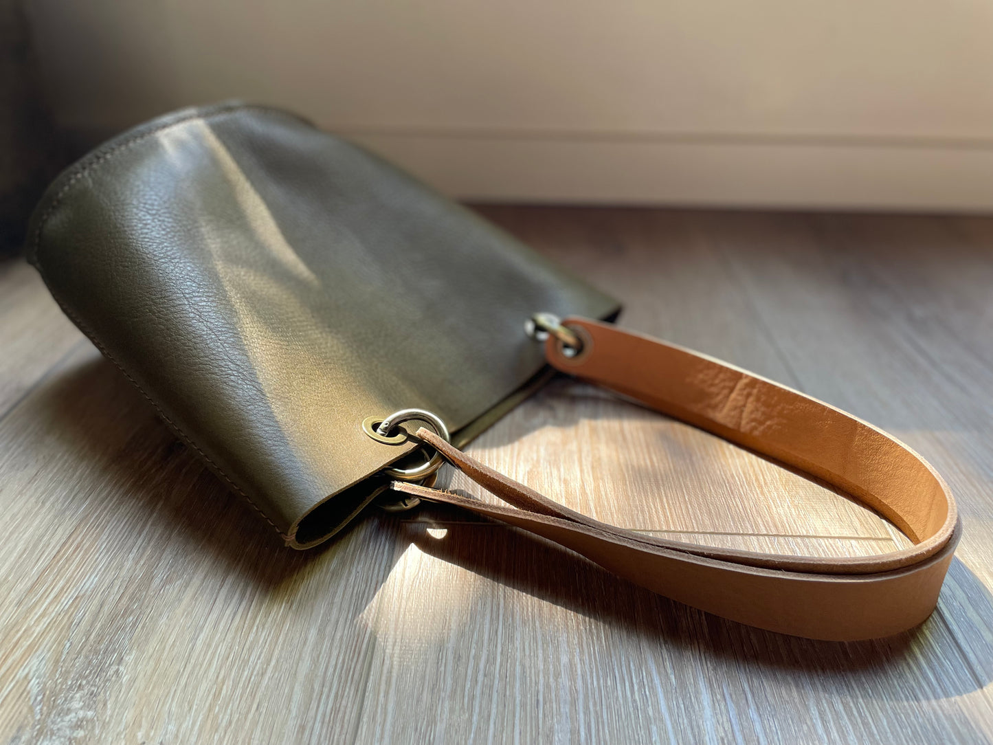Medium Oval bottom Bag - Olive & Tan